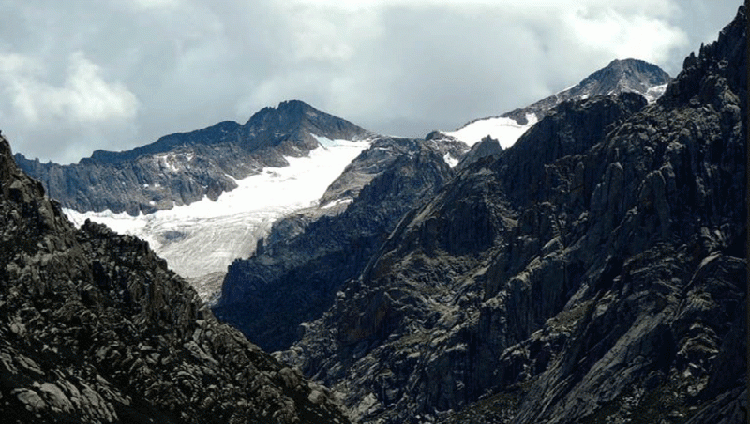 ارتفاع درجة حرارة “سقف العالم” أكثر من ثلاث مرات