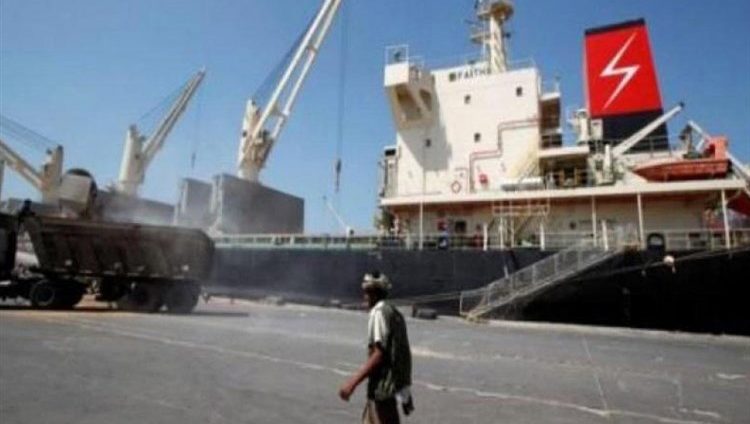 الحكومة اليمنية: الحوثيون يحتجزون 10 سفن نفطية وتجارية في ميناء الحديدة