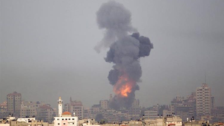 إسرائيل تقصف 20 موقعاً لـ”حماس” وتحملها مسؤولية إطلاق الصواريخ