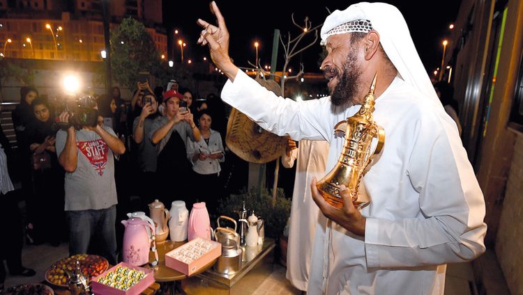 عبدالله الشامسي: «قهوة زايد» بالزعفران وماء الورد