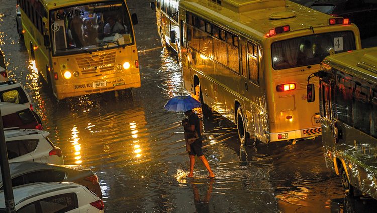 رسائل المدارس تُربك أولياء الأمور.. ومطالب بتوحيد قرارات تعطيل الدراسـة