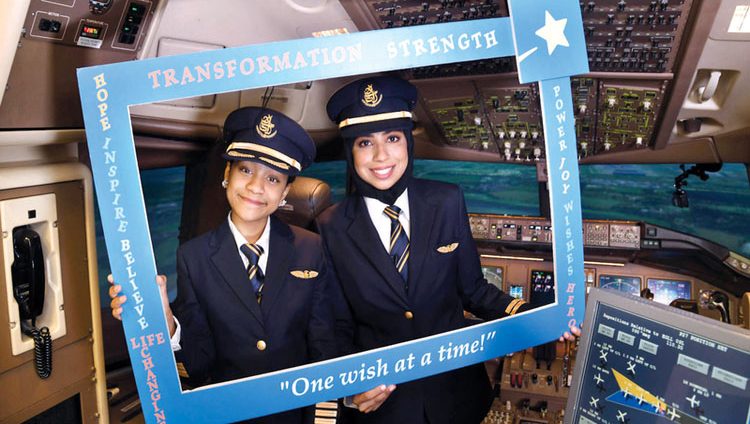 كابتن فاطمة تقود «بوينغ 777» من دبي إلى هيثرو «افتراضياً»