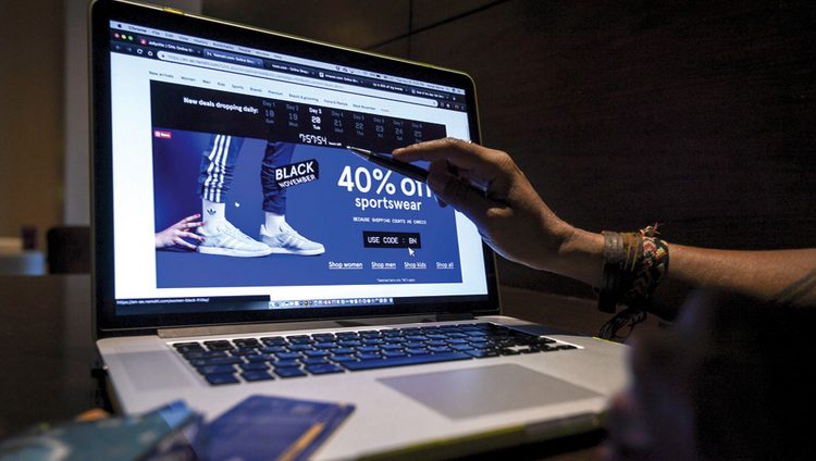 مستهلكون: مواقع تجارة إلكترونية تبيع بأسعار أعلى من المحال خلال التخفيضات