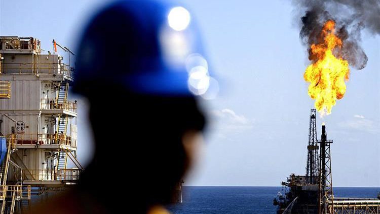 ارتفاع النفط دولاراً للبرميل بعد انخفاضه 6%