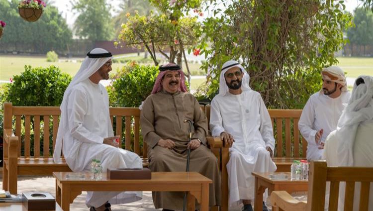 محمد بن راشد ومحمد بن زايد يستعرضان مع ملك البحرين العلاقات المتميزة بيـن البلدين