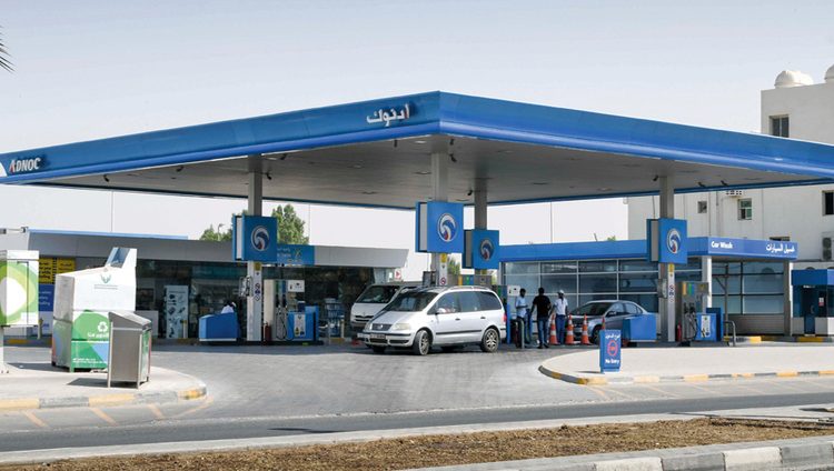 سائقون يؤجّلون تزويد سياراتهم بالوقود للاستفادة من انخفاض الأسعار خلال ديسمبر