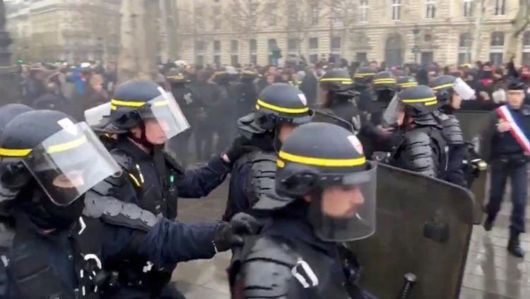 فرنسا تنشر الآلاف من قوات الأمن تأهباً لموجة جديدة من الاحتجاجات