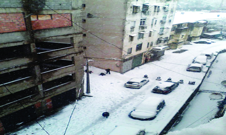 الثلوج تعزل مدناً في الجزائر وتونس