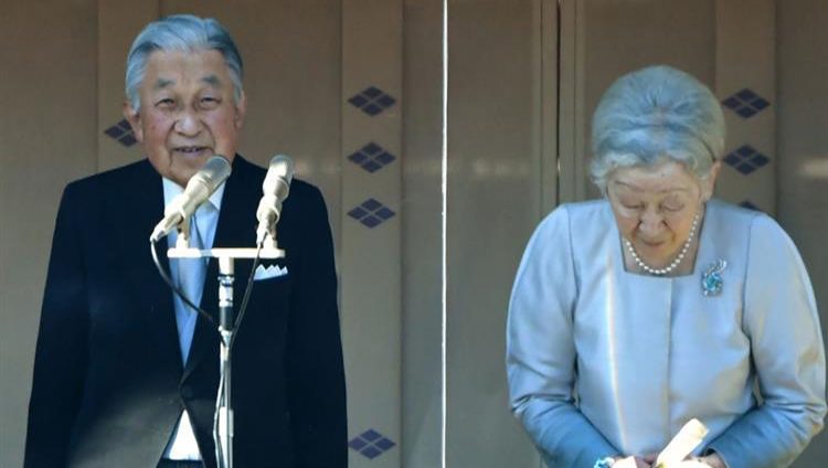 إمبراطور اليابان يلقي خطاب الوداع أمام الآلاف في قصر طوكيو