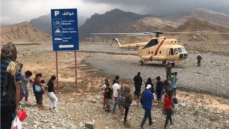 الطائرات المروحية تنقل المحصورين في المناطق الجبلية والمتضررة برأس الخيمة