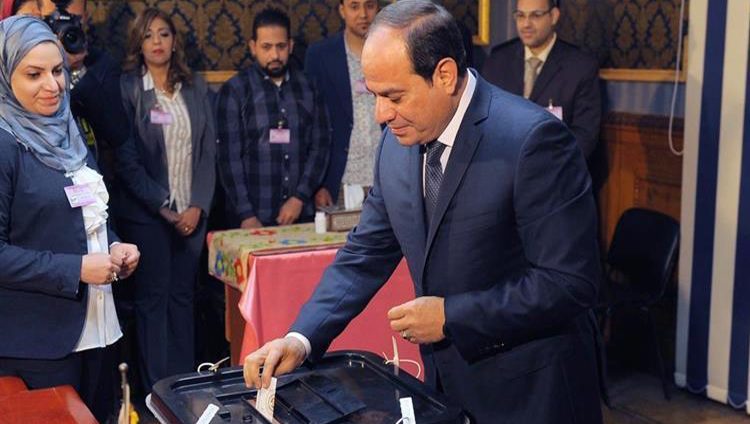 السيسي يدلي بصوته في الاستفتاء على التعديلات الدستورية