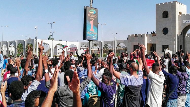 تظاهرات ضخمة أمام مقر قيادة الجيش بالخرطوم للمرة الأولى منذ الاحتجاجات