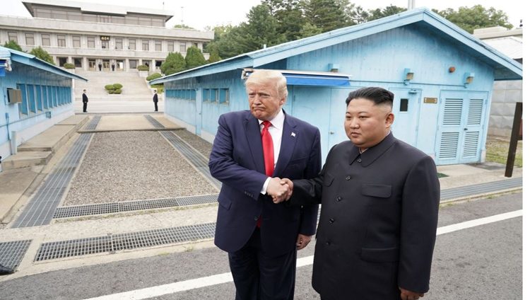 ترامب وكيم يتصافحان عند الحدود بين الكوريتين