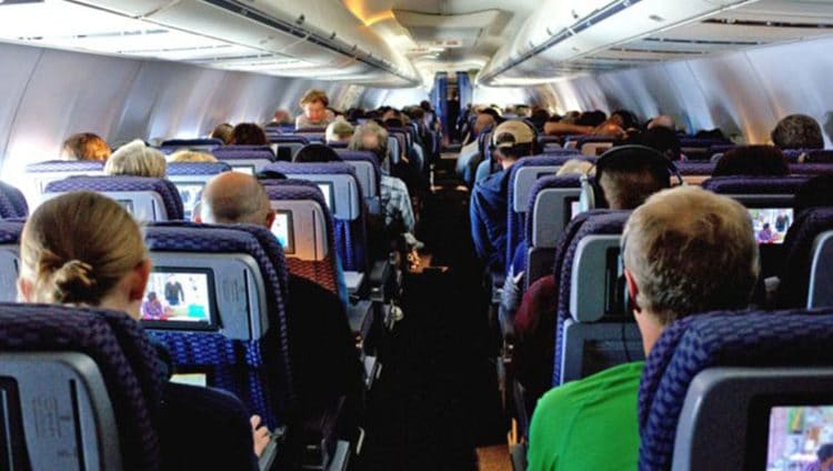 للمسافرين.. أكثر 8 أماكن خطورة في الطائرات والفنادق جراء الجراثيم