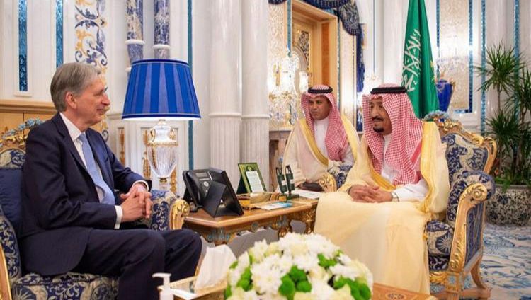 العاهل السعودي يجري محادثات مع وزير الخزانة البريطاني