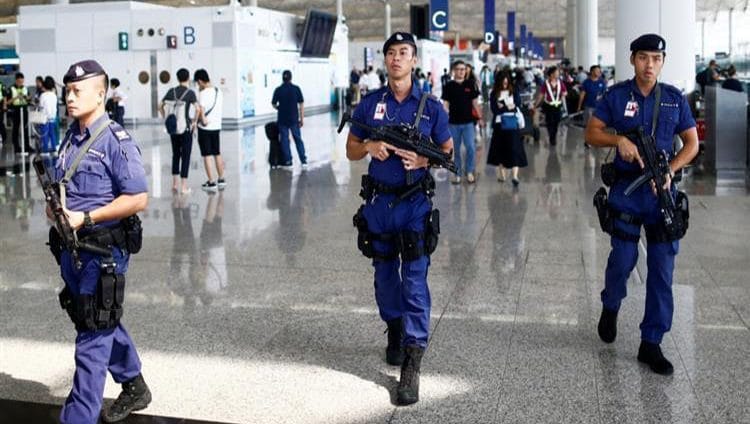 بكين تدين أفعالاً “شبه إرهابية” ضد صينيين في مطار هونج كونج