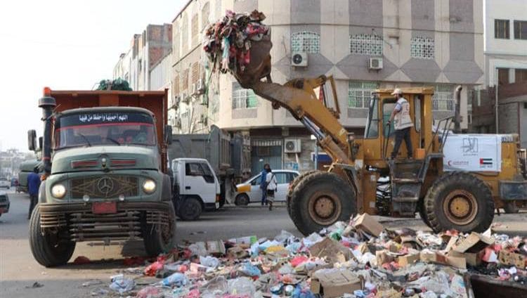 بدعم إماراتي.. بدء حملة نظافة شاملة بمديريات عدن