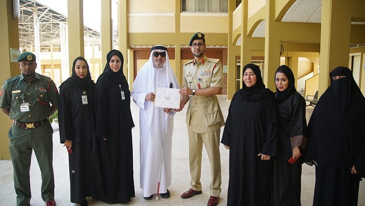 شرطة دبي تكرم أول معلم كفيف في الإمارات