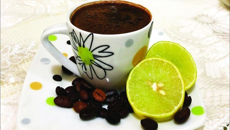 القهوة والليمون «يفتكان» بالصداع