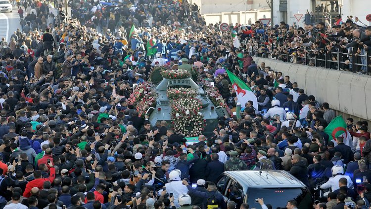 حشود غفيرة تودع جثمان قائد الجيش الجزائري إلى مثواه الأخير