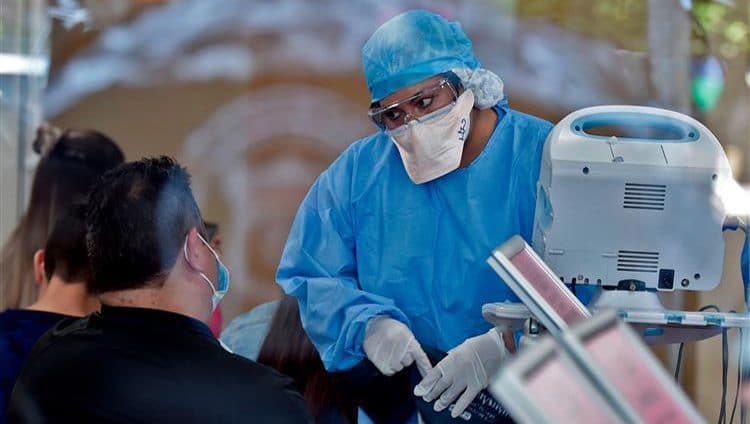 الإمارات الأولى عالمياً في إجراء الفحوص المختبرية للكشف عن «كورونا»
