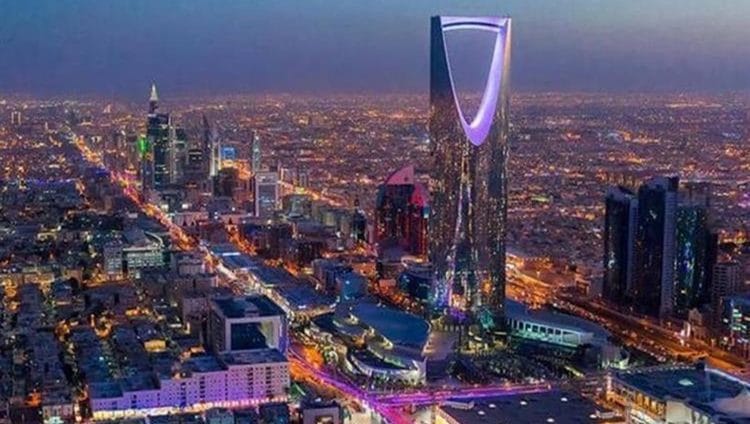 السعودية تعدل أوقات حظر التجوال وتسمح بعودة بعض النشاطات