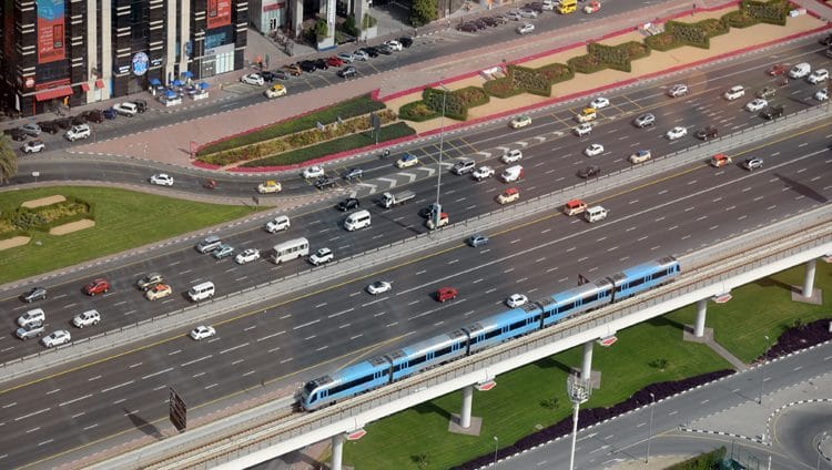 ضوابط وقائية ومواعيد جديدة لمستخدمي مترو دبي