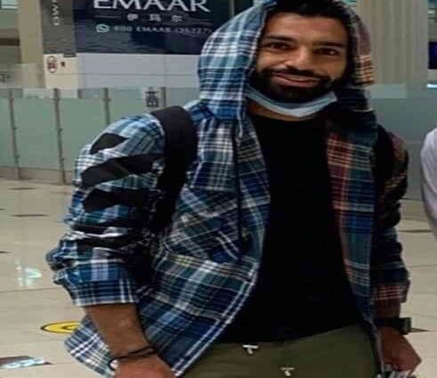 محمد صلاح يصل إلى دبي لقضاء الإجازة