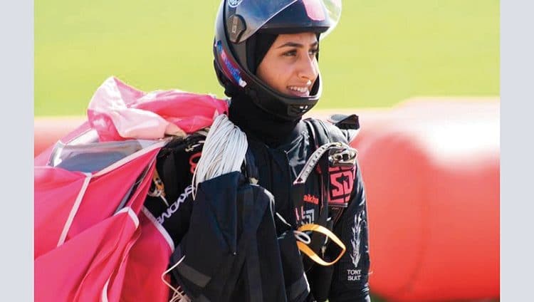 شيخة أحمد تقفز بعلم الإمارات من أعلى أهرامات مصر اليوم