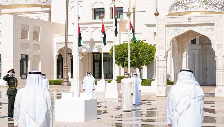 منصور بن زايد يرفع علم الإمارات على سارية “قصر الوطن”
