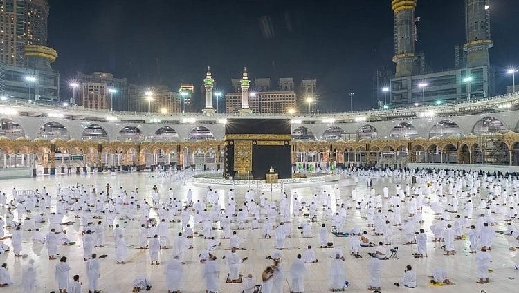 صلاة الفجر بالمسجد الحرام تزامناً مع بدء المرحلة الثالثة لموسم العمرة