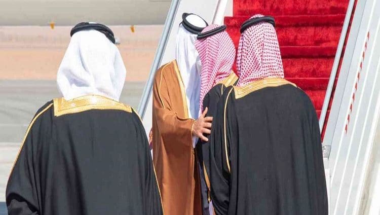 عناق تاريخي بين محمد بن سلمان وأمير قطر