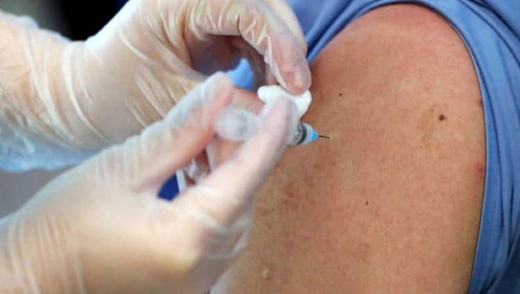 بدء مرحلة لقاح كورونا للقطاع التربوي بأبوظبي في ثلاثة مراكز