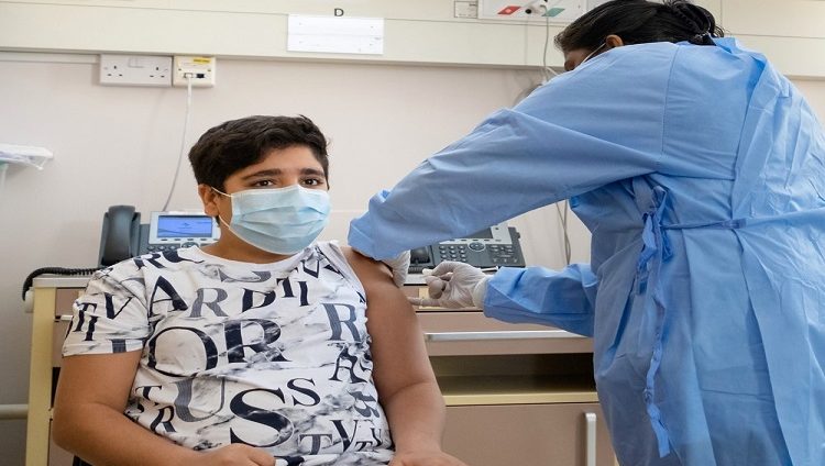 دبي تواصل تطعيم اليافعين فوق ١٢ عاماً بلقاح “فايزر بايونتيك”