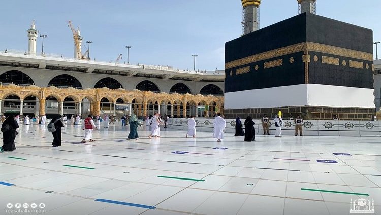 حجاج بيت الله الحرام يؤدّون طواف “القدوم”