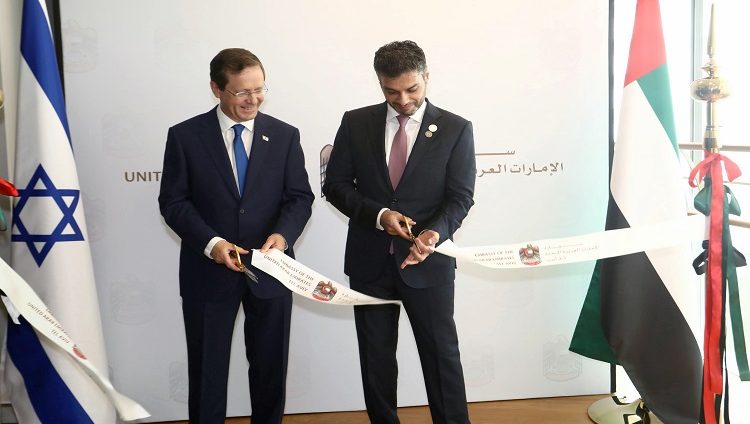 سفير الإمارات في إسرائيل يفتتح سفارة الدولة في تل أبيب رسميا