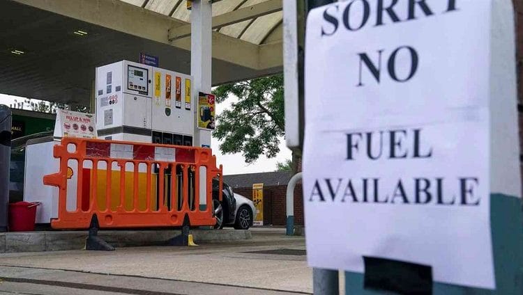 الحكومة البريطانية قد تستعين بالجيش إثر “التهافت” على الوقود