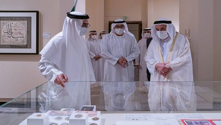 سلطان يزور المعرض الفني «حروف مشرقة» للفنان محمد مندي