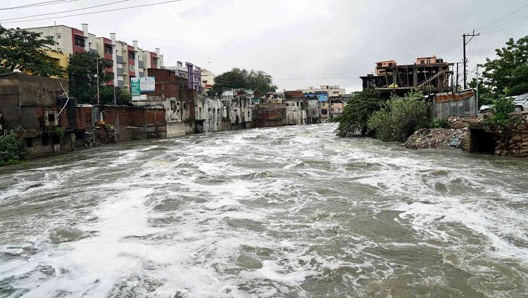 فيضانات وانهيارات أرضية في الهند والنيبال توقع 200 قتيل