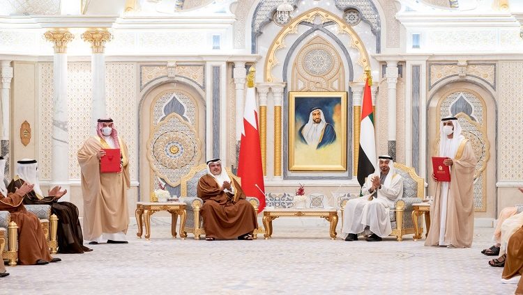 محمد بن زايد وسلمان بن حمد يشهدان مراسم تبادل مذكرات تفاهم بين البلدين