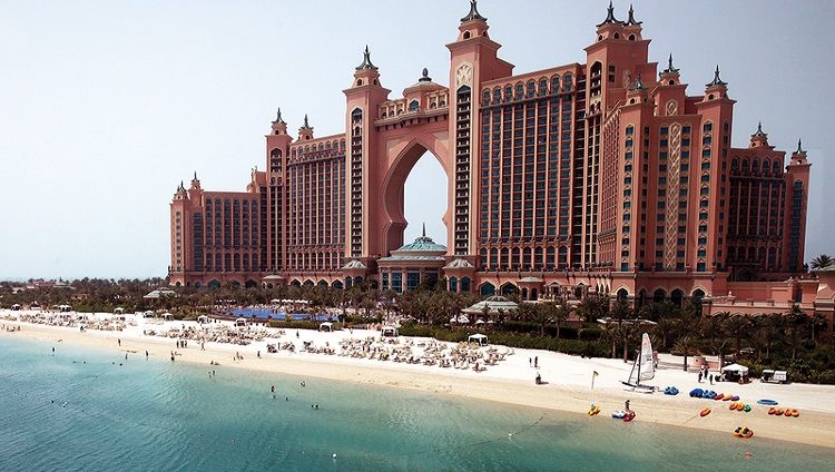 أثرياء ومشاهير يتوافدون إلى دبي لقضاء «موسم الأعياد»