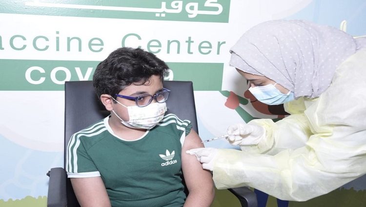 صورة أول طفل يتلقى لقاحاً ضد كورونا في السعودية