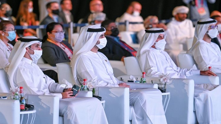 مكتوم بن محمد يشهد جانباً من فعاليات الدورة الأولى من المنتدى العالمي للأعمال لدول الآسيان