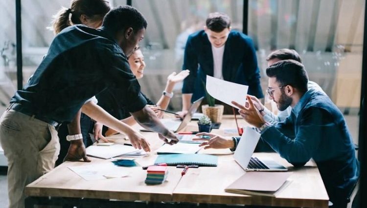 %90 من العاملين في المنطقة متفائلون بعام 2022