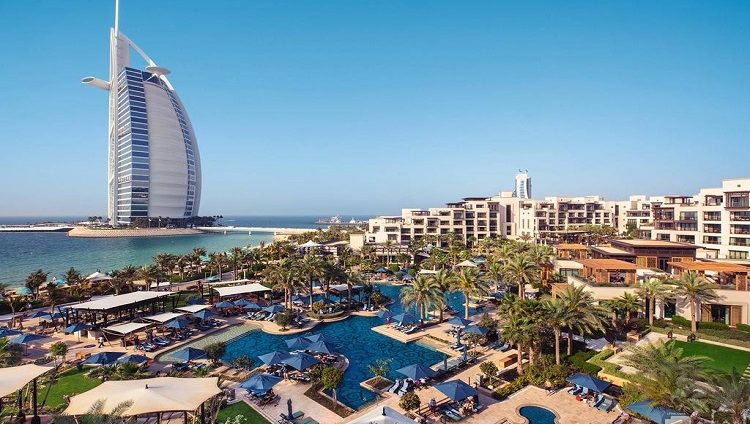 فاينينشال تايمز: الإمارات تواصل طريقها وقوتها السياحية ساحرة