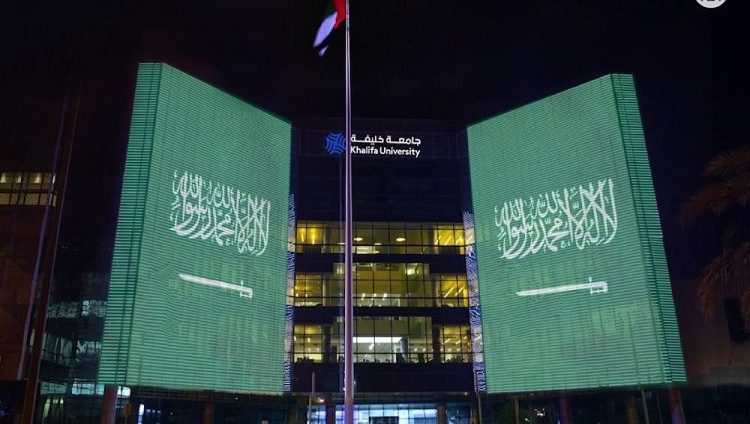 معالم أبوظبي تكتسي بالأخضر