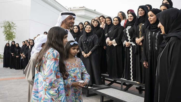 محمد بن زايد يؤكد أهمية دور المرأة في تنشئة أجيال واعية قادرة على مواجهة التحديات ومواصلة البناء