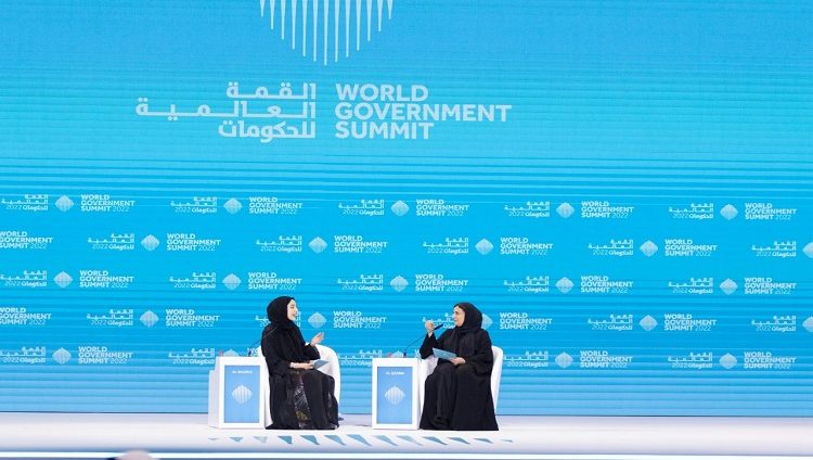 حوار فريد بين أول وزيرة في تاريخ الإمارات وأصغر وزيرة في العالم
