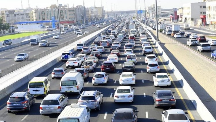 «المترو» والسيارات الاقتصادية.. حلول سكان الإمارات لمواجهة أسعار الوقود