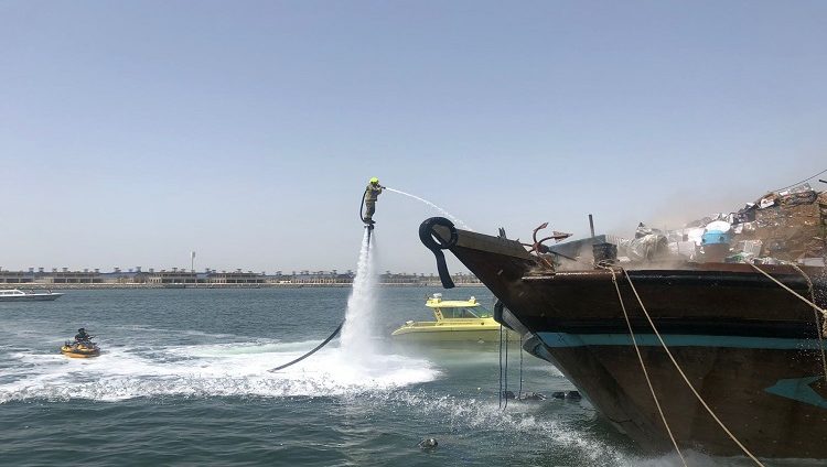 الإطفائي الطائر يشارك في إطفاء حريق بقارب شحن في دبي